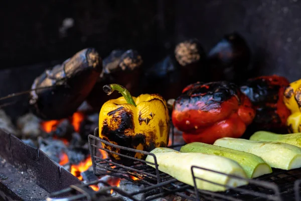 Legumes Frescos Grelhados Amarelo Pimentas Vermelhas Berinjela São Grelhados Churrasco — Fotografia de Stock