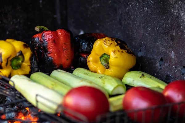 Verduras Frescas Parrilla Asan Pimientos Rojos Amarillos Berenjenas Barbacoa Vegetariana — Foto de Stock