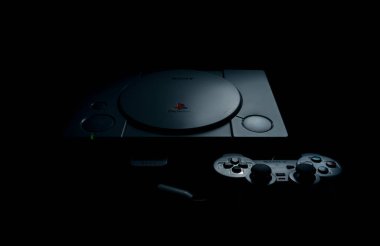 14 Nisan 2020, Odessa, Ukrayna. Playstation oyun konsolu. 90 'lardan kalma vintage konsol. Bir çocuk için en iyi hediye, erkek arkadaş, erkek.