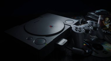 14 Nisan 2020, Odessa, Ukrayna. Playstation oyun konsolu. 90 'lardan kalma vintage konsol. Bir çocuk için en iyi hediye, erkek arkadaş, erkek.