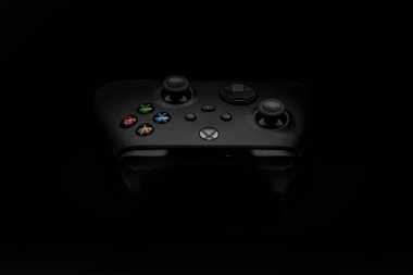 18 Ocak 2021, Odessa, Ukrayna. - Evet. Siyah bir Xbox kablosuz kontrol cihazı. Uyumlu Xbox Serisi X-124S, Xbox One koyu arkaplanda.