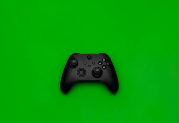 2021年1月18日 ウクライナのオデッサ そうだ ブラックのXboxワイヤレスコントローラー Compatible Xbox Series Xbox One Green — ストック写真