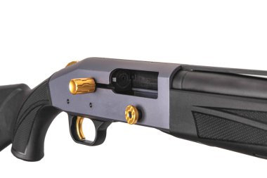 Modern yarı otomatik av tüfeği beyaz arka planda izole edildi. Hafif arka planda modern silahlar.