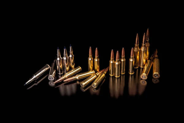 Kogel Geïsoleerd Zwarte Achtergrond Met Reflectie Rifle Kogels Close Zwarte — Stockfoto