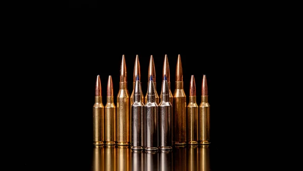 Bala Aislada Sobre Fondo Negro Con Reflexión Rifle Balas Cerca —  Fotos de Stock