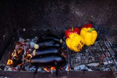 Izgara taze sebze. Sarı, kırmızı dolmalık biber ve patlıcan ızgarada. Vejetaryen mangal partisi..