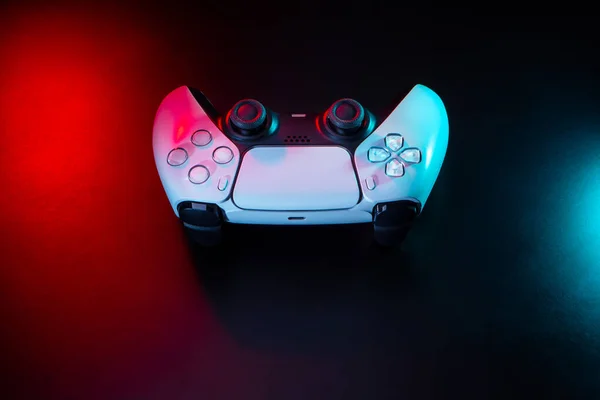 Gamepad Branco Moderno Iluminado Vermelho Azul Controlador Jogos Para Jogos — Fotografia de Stock