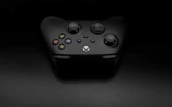 18 Ocak 2021, Odessa, Ukrayna. - Evet. Siyah bir Xbox kablosuz kontrol cihazı. Uyumlu Xbox Serisi X-124S, Xbox One koyu arkaplanda.