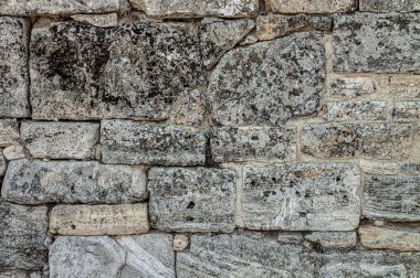 Eski duvarın dokusu. Klasik tuğla arka plan. Duvar çeşitli dikdörtgen şekilli kabuklu kayadan yapılmıştır..