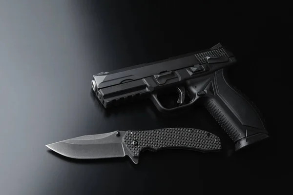 Pistola Moderna Preta Faca Fundo Escuro Uma Arma Cano Curto — Fotografia de Stock
