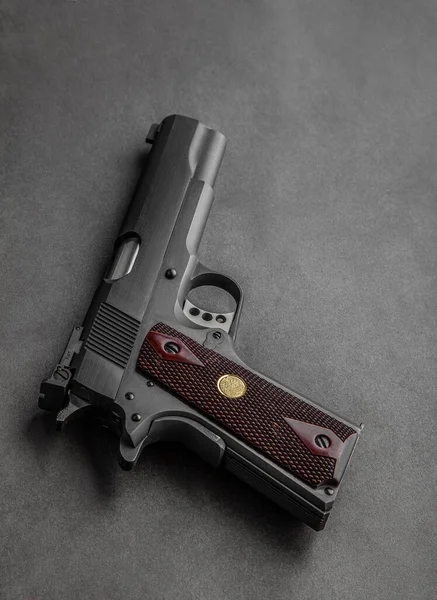 Pistola Moderna Preta Fundo Escuro Uma Arma Cano Curto Para — Fotografia de Stock