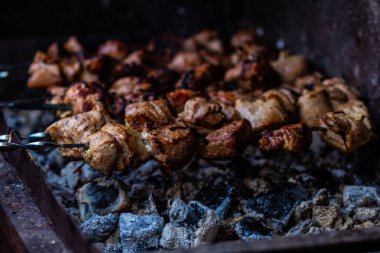 Taze şiş kebap ızgarada kızartılır. Şişte ızgara et. Yemek pişirme.
