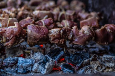 Taze şiş kebap ızgarada kızartılır. Şişte ızgara et. Yemek pişirme.