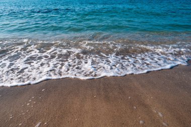 Deniz Burnu. Kumlu sahilde dalgalar akıyor. Güzel bir günde deniz kıyısında ya da okyanusta. Deniz kenarında tatil ve dinlenme.