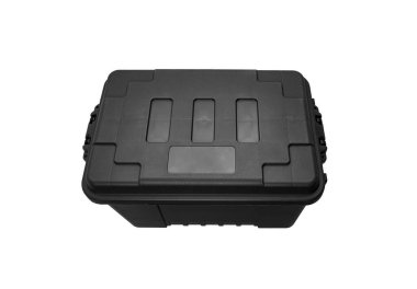 Kilitli plastik kutu beyaz arka planda izole edilir. Çeşitli şeyleri depolamak ve taşımak için bir konteyner..