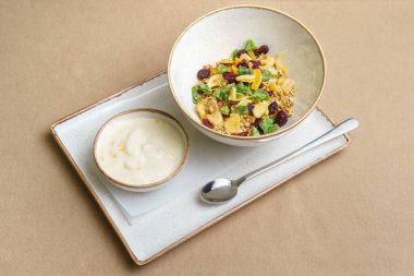 Masada müsli ve yoğurt tabakları var. Meyve ve yoğurtlu yulaf ezmesi. Sağlıklı beslenme. Hafif ve lezzetli bir kahvaltı. Diyet.