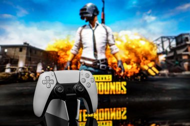 20 Aralık 2020, Odessa, Ukrayna. PUBG oyununun arka planında beyaz yeni Playstation 5 oyun platformu. Siber Spor poster konsepti.