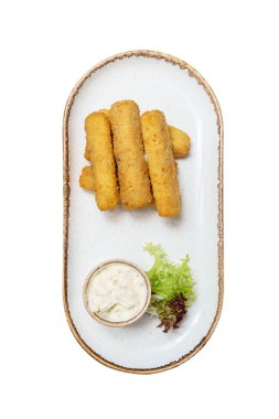 Ekmek kırıntılarında kızarmış peynir çubukları. Soslu ve marullu Mozzarella peyniri çubukları. Beyaz arkaplanda izole et.