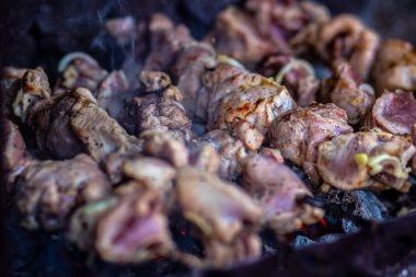 Şişte ızgara et. Taze şiş kebap ızgarada kızartılır. Yemek pişirme.