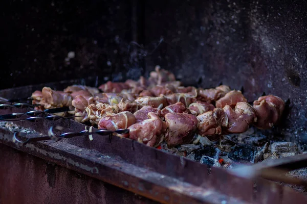 Grillowane Mięso Szaszłykach Świeży Szaszłyk Szaszłykach Jest Smażony Grillu Gotowanie — Zdjęcie stockowe