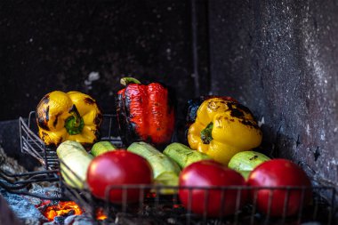 Izgara taze sebze. Sarı, kırmızı dolmalık biber ve patlıcan ızgarada. Vejetaryen mangal partisi..