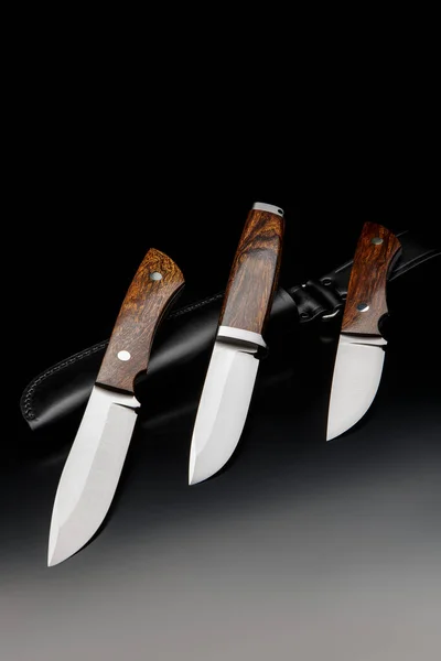 Классические Охотничьи Ножи Деревянными Ручками Охота Кромки Оружия Темном Фоне — стоковое фото