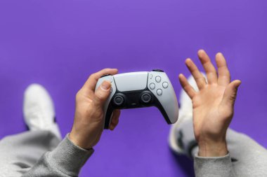 Yeni joystickle el ele tutuşun. Oyun alanı kontrolörüyle oyun oynuyor. Oyun oynayan adam simülatör joypad tutuyor. Klavyesi kollarında sevinçle gezen biri. Oyun konseptini anlamıyorum..