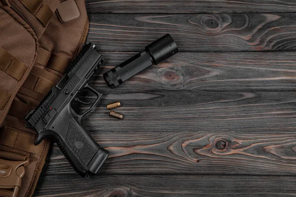 Pistol Cartridges Het Een Houten Achtergrond Een Wapen Met Korte — Stockfoto