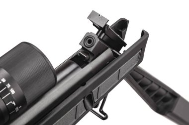 Beyaz arka planda izole edilmiş optik görüşlü siyah pnömatik tüfek..