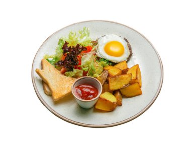 Sahanda patates, omlet ve pirzola. Tost, sebze salatası ve ketçap. Sıcak bir kahvaltı..