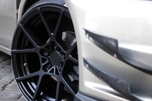 Feche Uma Roda Carro Esportes Borda Carro Preto Com Borracha — Fotografia de Stock