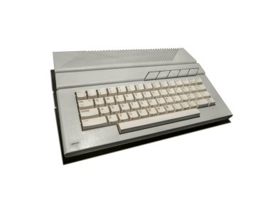 Bir bilgisayarın klasik gri klavyesi. Eski ofis ekipmanları. Geçmişin bilgisayar teknolojisi. Beyaz arkaplanda izole et.