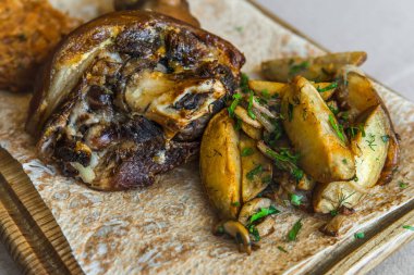 Kızarmış domuz budu, patates, lahana ve domates soslu pide. Lezzetli ama sağlıklı değil. Organik ürünler.