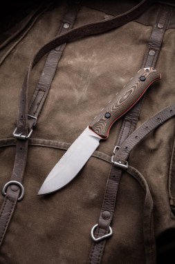 Sırt çantasına tahta saplı bir av bıçağı. Nefsi müdafaa ve hayatta kalma silahları..