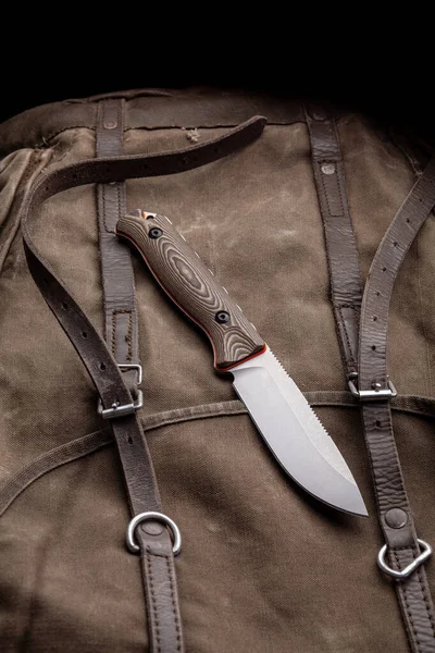 Охотничий Нож Деревянной Ручкой Рюкзаке Цвета Хаки Оружие Самообороны Выживания — стоковое фото