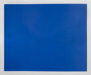 Mavi beyaz ahşap çerçeveli temiz bir tebeşir tahtası. Okul ya da üniversite için kavram posteri.