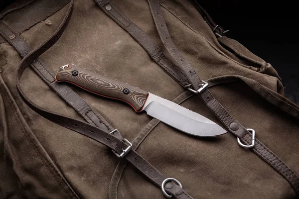 Coltello Caccia Con Manico Legno Uno Zaino Tela Kaki Armi — Foto Stock