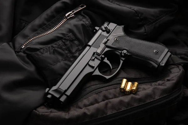 黑色现代手枪在黑暗的背景 一种用于隐藏携带的短管武器 军队和特种部队的武装 — 图库照片