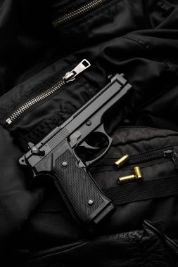 Siyah, modern bir tabanca. Gizli taşıma için kısa namlulu bir silah. Polis, ordu ve özel birimler..