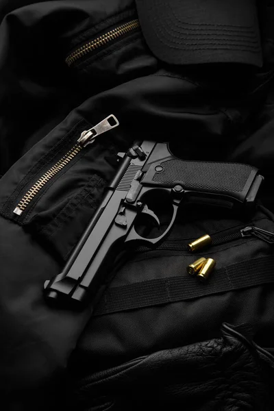 Pistol Modern Hitam Dengan Latar Belakang Gelap Sebuah Senjata Laras — Stok Foto