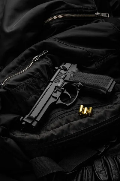黑色现代手枪在黑暗的背景 一种用于隐藏携带的短管武器 军队和特种部队的武装 — 图库照片