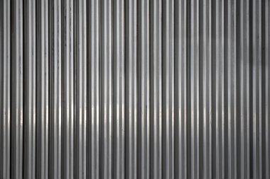 Boyanmamış metalin arka planı. Dikey çizgiler.