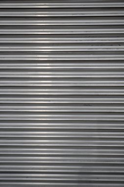 Boyanmamış metalin arka planı. Yatay çizgiler.