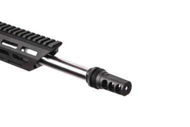 Modern otomatik tüfek siyah arka planda izole edilmiş. Polis, özel kuvvetler ve ordu için silahlar. Optik, mekanik görüşe sahip bir karabina ve karanlık bir arka planda susturucu..