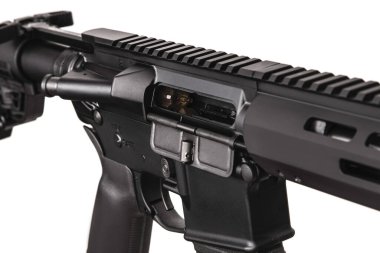 Modern otomatik tüfek siyah arka planda izole edilmiş. Polis, özel kuvvetler ve ordu için silahlar. Optik, mekanik görüşe sahip bir karabina ve karanlık bir arka planda susturucu..