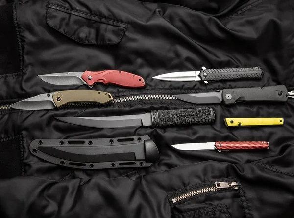 Siyah Arka Planda Katlanan Bıçaklar Koyu Arkaplanda Kalem Bıçakları — Stok fotoğraf