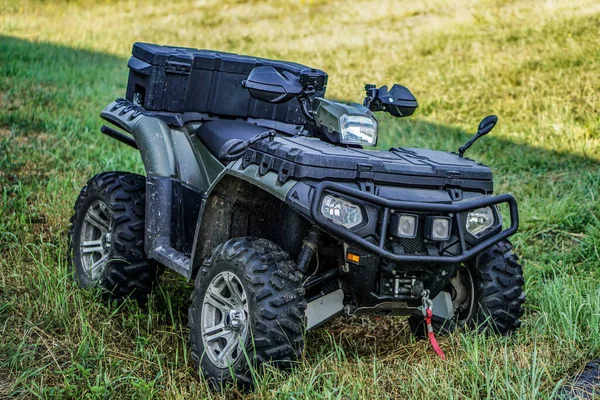 Atv Quad Ποδήλατο Ένα Φόντο Πράσινο Γρασίδι Τετράτροχη Μοτοσυκλέτα 4X4 — Φωτογραφία Αρχείου