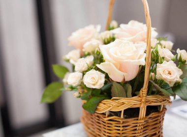 Beyaz güllerle dolu bir sepet. Hediye buketi.