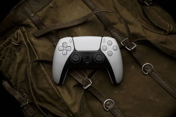 8 Haziran 2021, Odessa, Ukrayna. Beyaz yeni Playstation 5 oyun konsolu. Koyu renk tuval arka planda çift duyu. Siber Spor poster konsepti.