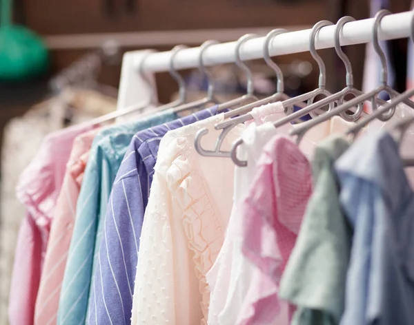 Vestidos Femininos Coloridos Cabides Uma Loja Varejo Conceito Moda Compras — Fotografia de Stock